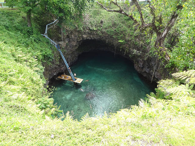 بحيرة سرية في قرية لوتوفاغا في جزيرة ساموا Haidar1420044743615